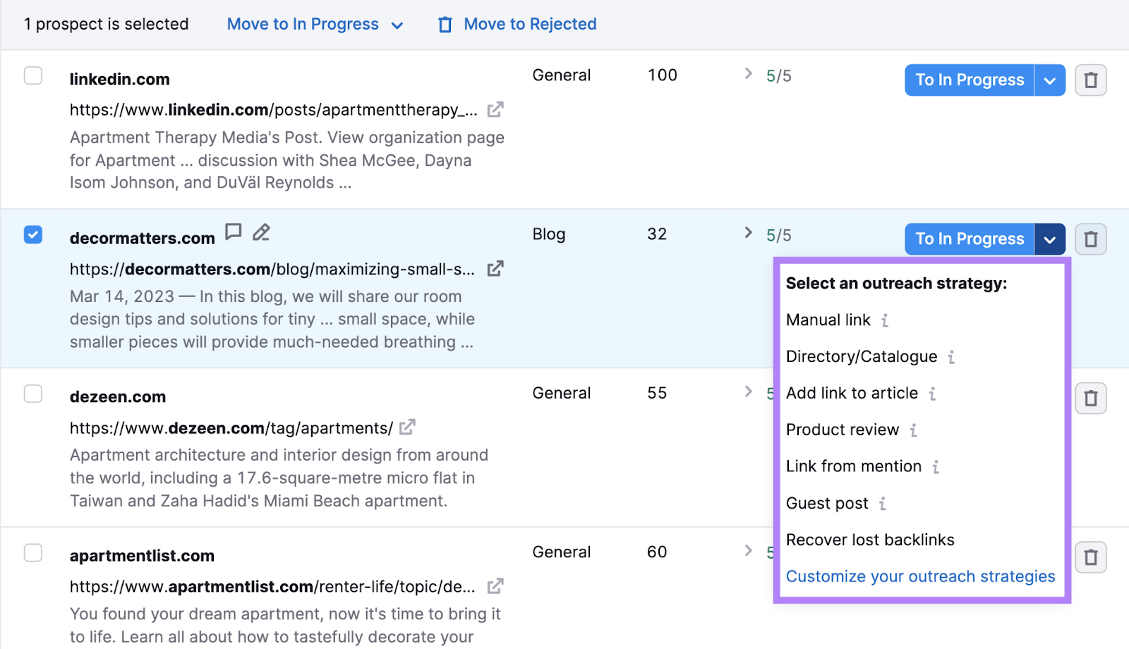 "Sélectionner une stratégie de sensibilisation" menu déroulant ouvert à côté d'un prospect de la liste.