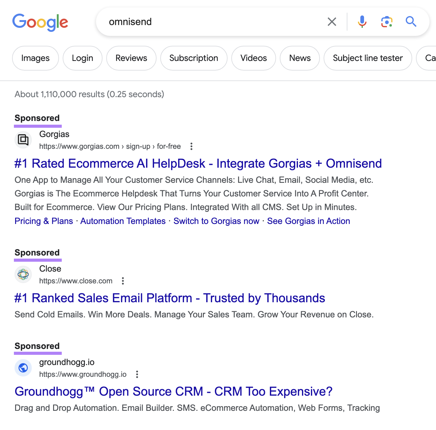 Resultados patrocinados destacados en las SERP de Google para la búsqueda "omnisend