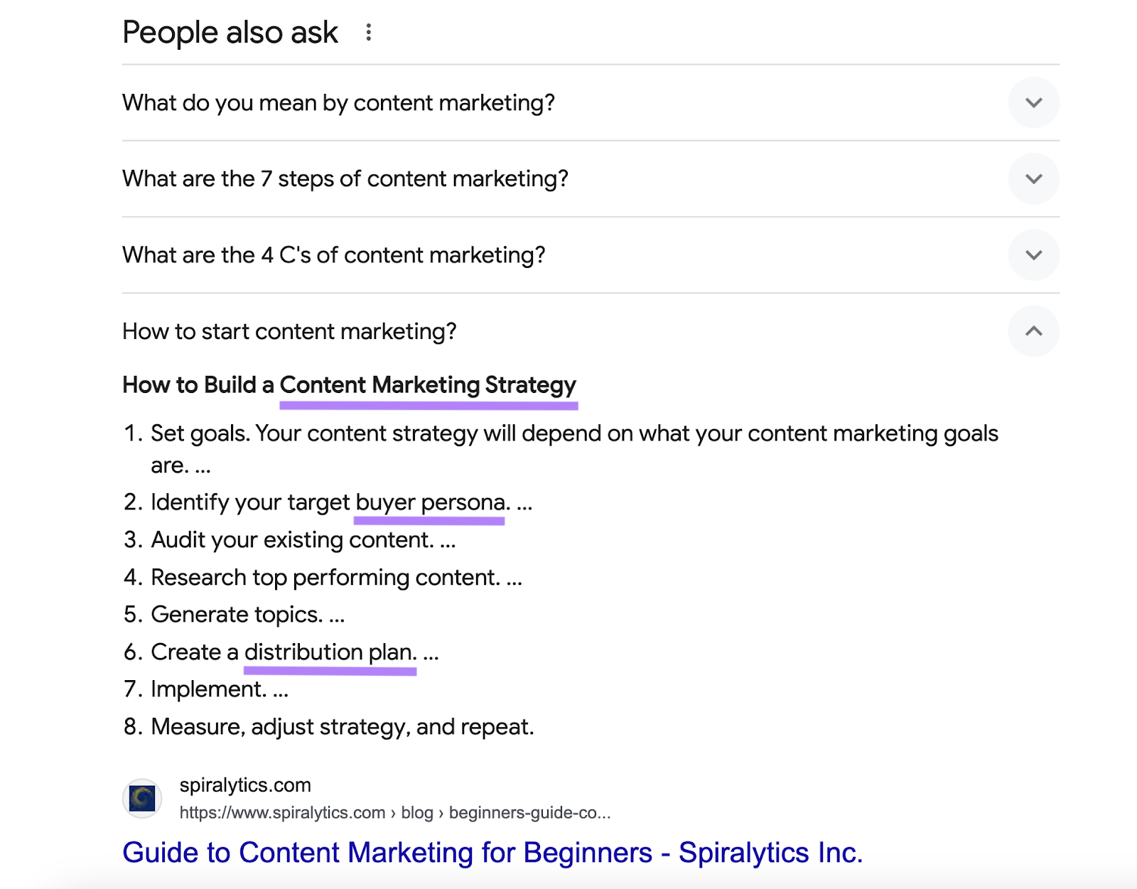 Palavras-chave principais destacadas em um recurso expandido "As pessoas também perguntam" na SERP.