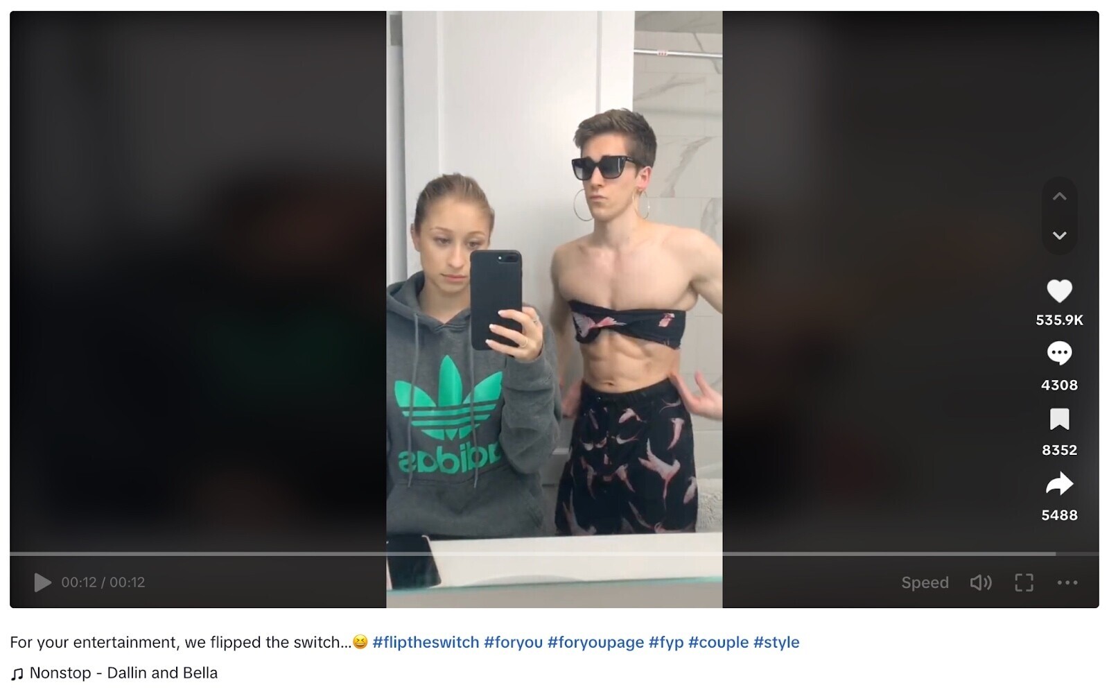 Dos personas en el reto de TikTok "Dale al interruptor" con la ropa cambiada